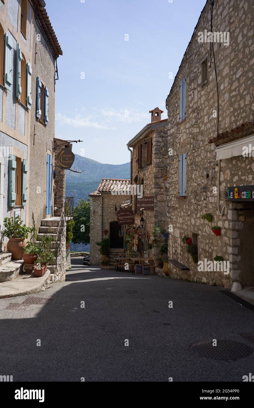 Gourdon, France - 18 juin 2021 - un des plus beaux villages de France - isolé, au sommet d'un haut rocher de 760 mètres Banque D'Images