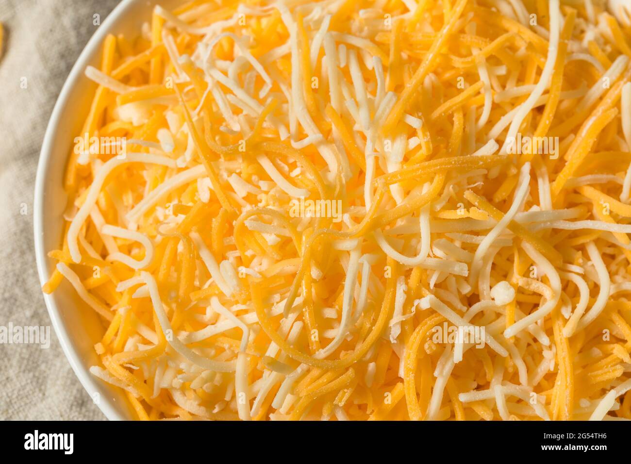 Mélange de fromage mexicain râpé biologique dans un bol Banque D'Images