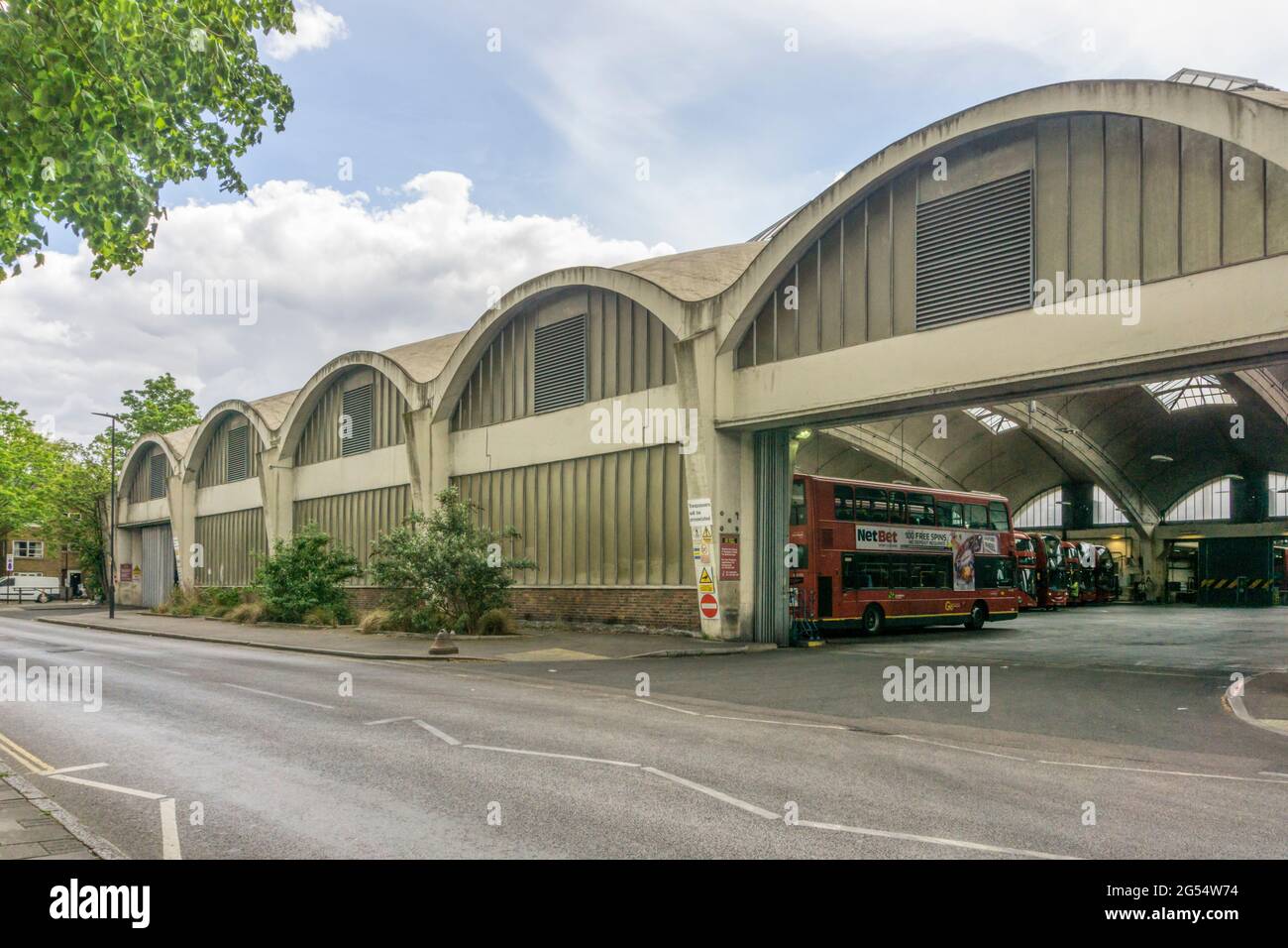 Le Grade II * énumérés, béton armé Stockwell bus garage avait la plus grande poutre du toit non pris en charge lorsqu'il a été ouvert en 1952. Banque D'Images
