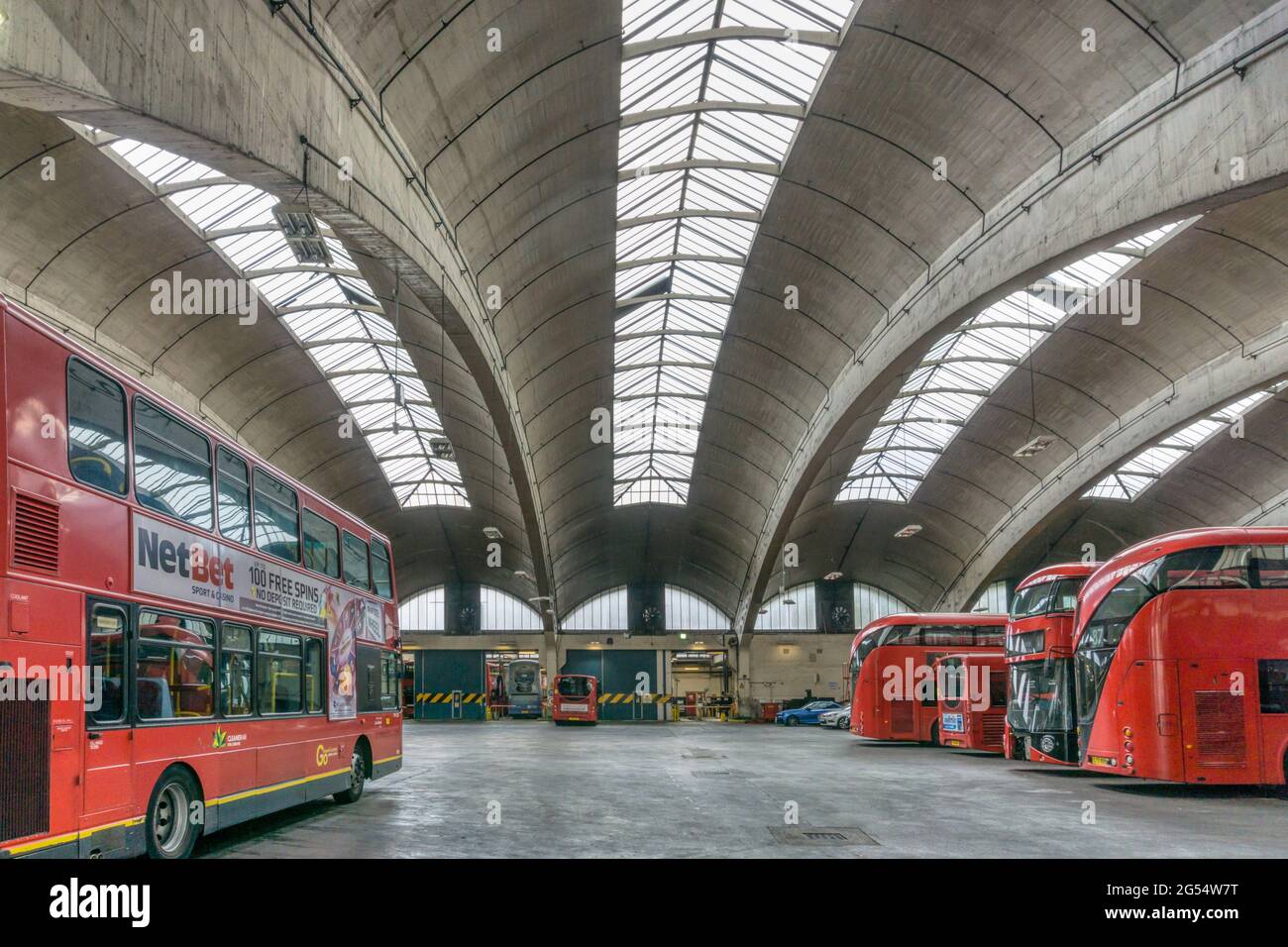 Le Grade II * énumérés, béton armé Stockwell bus garage avait la plus grande poutre du toit non pris en charge lorsqu'il a été ouvert en 1952. Banque D'Images