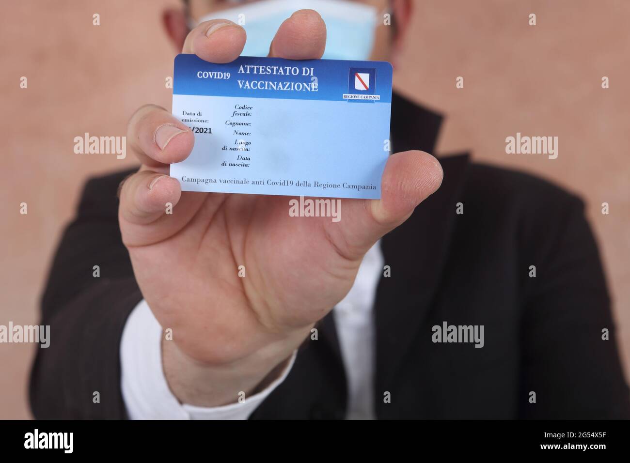 La carte avec le certificat de vaccination de la région de Campanie | passe Covid 19 pour la vaccination | Italie Banque D'Images La carte avec le certificat de vaccination de la région de Campanie | passe Covid 19 pour la vaccination | Italie Banque D'Images