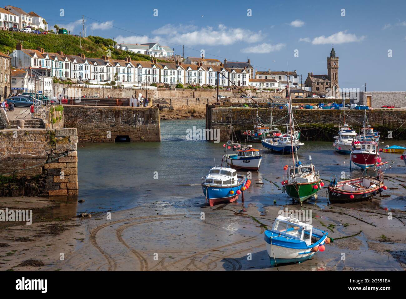 Marée basse dans le port de la pittoresque ville balnéaire de Porthleven dans les Cornouailles. Banque D'Images