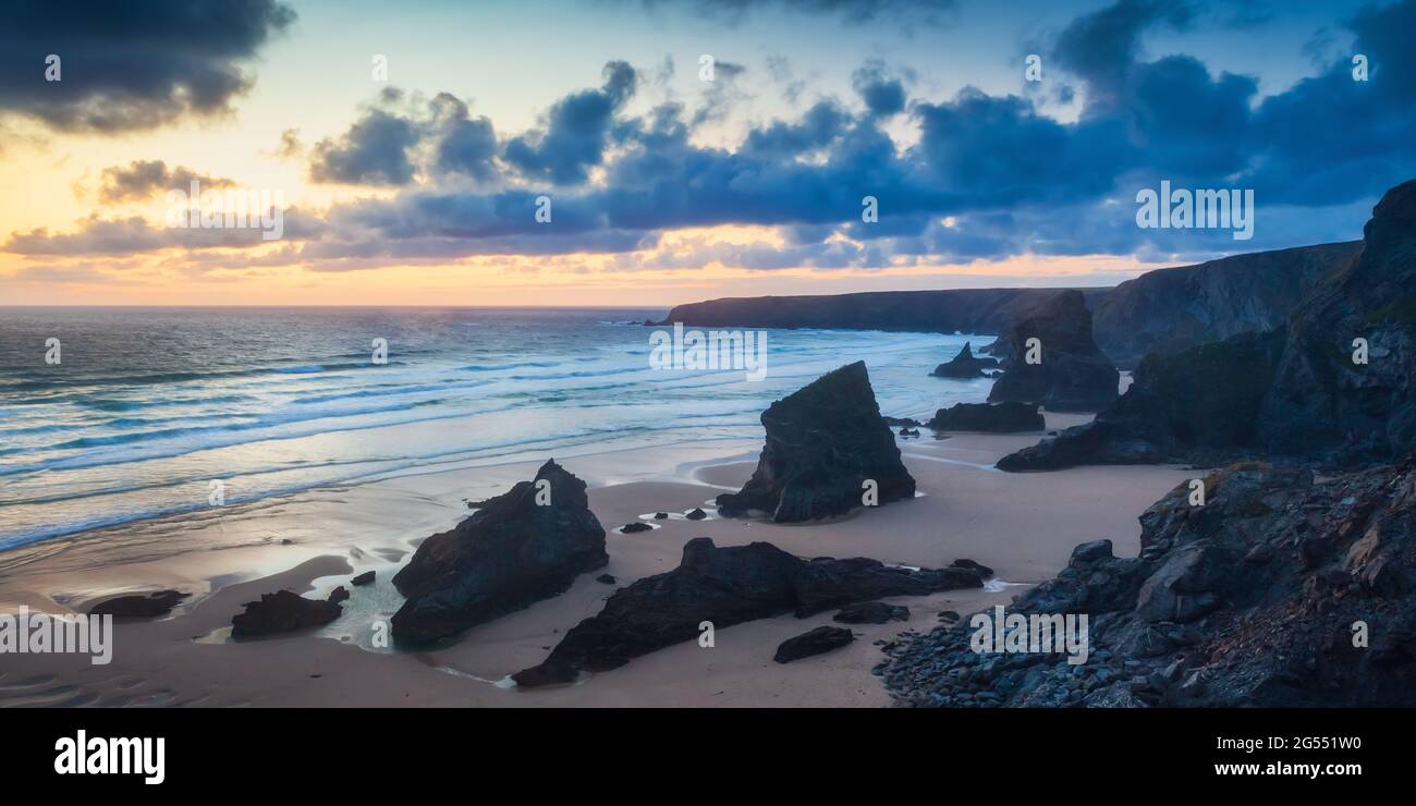 Marches de Bédruthan et plage à marée basse sur la côte nord de Cornwall, prises au coucher du soleil. Banque D'Images