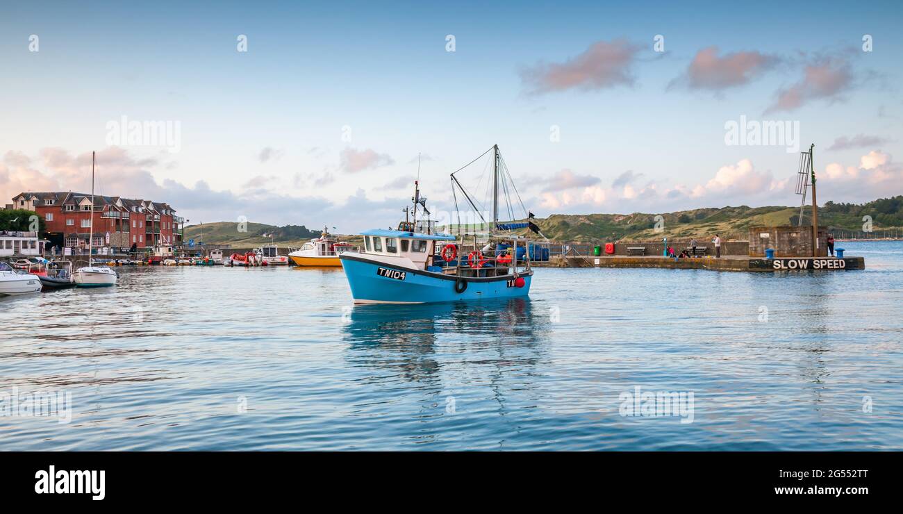 Un bateau de pêche retournant au port de la ville balnéaire de Padstow, dans les Cornouailles. Banque D'Images