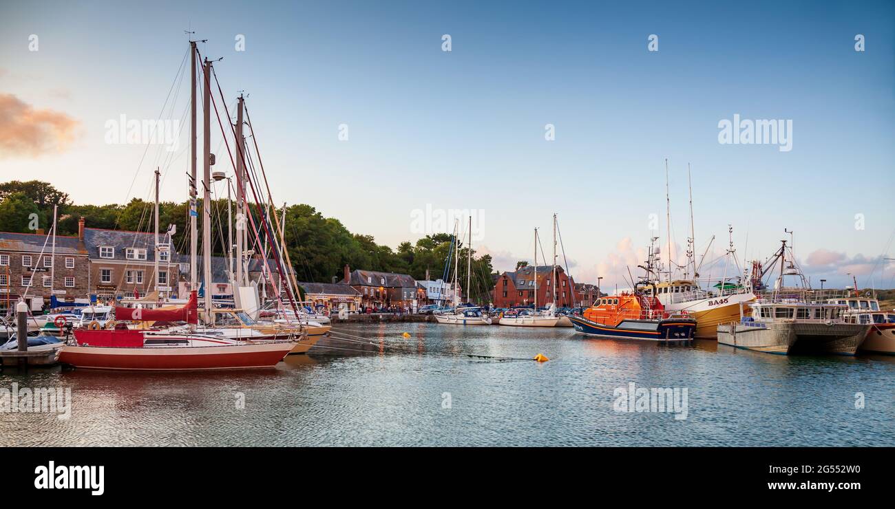 Des bateaux amarrés dans le port intérieur lors d'une belle soirée d'été dans la ville balnéaire de Padstow, dans les Cornouailles. Banque D'Images