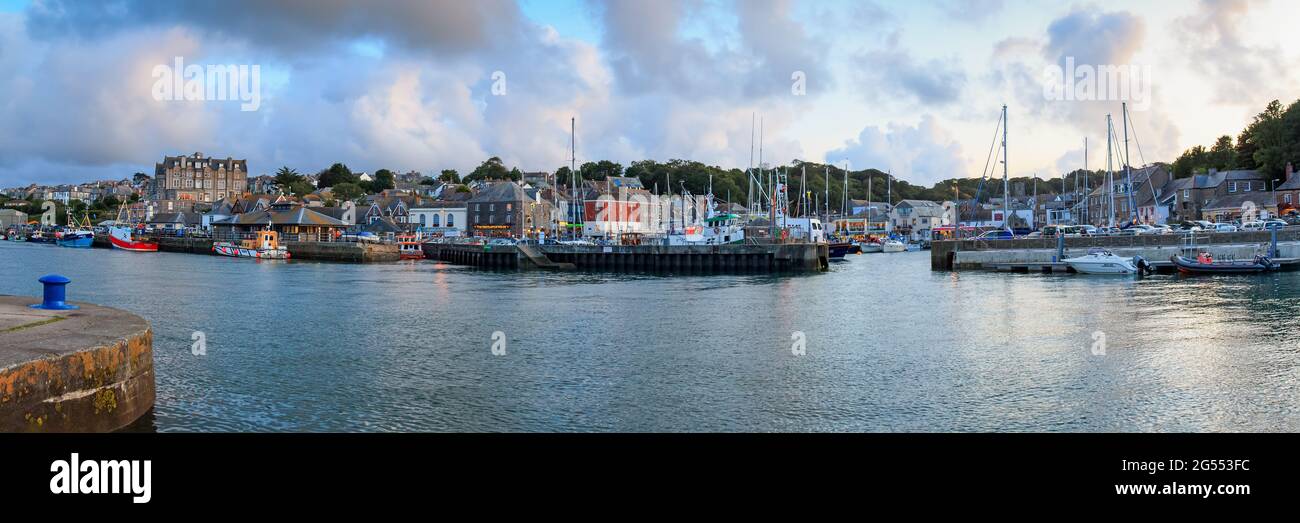 Panorama des bateaux amarrés dans le port de la ville balnéaire de Padstow, dans les Cornouailles. Banque D'Images