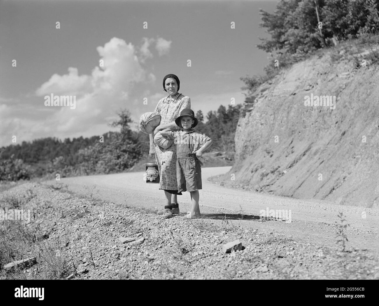 Mountain Woman and Child Going Home avec provisions et fournitures, Breathitt County, Kentucky, USA, Marion Post Wolcott, Administration américaine de la sécurité agricole, novembre 1940 Banque D'Images