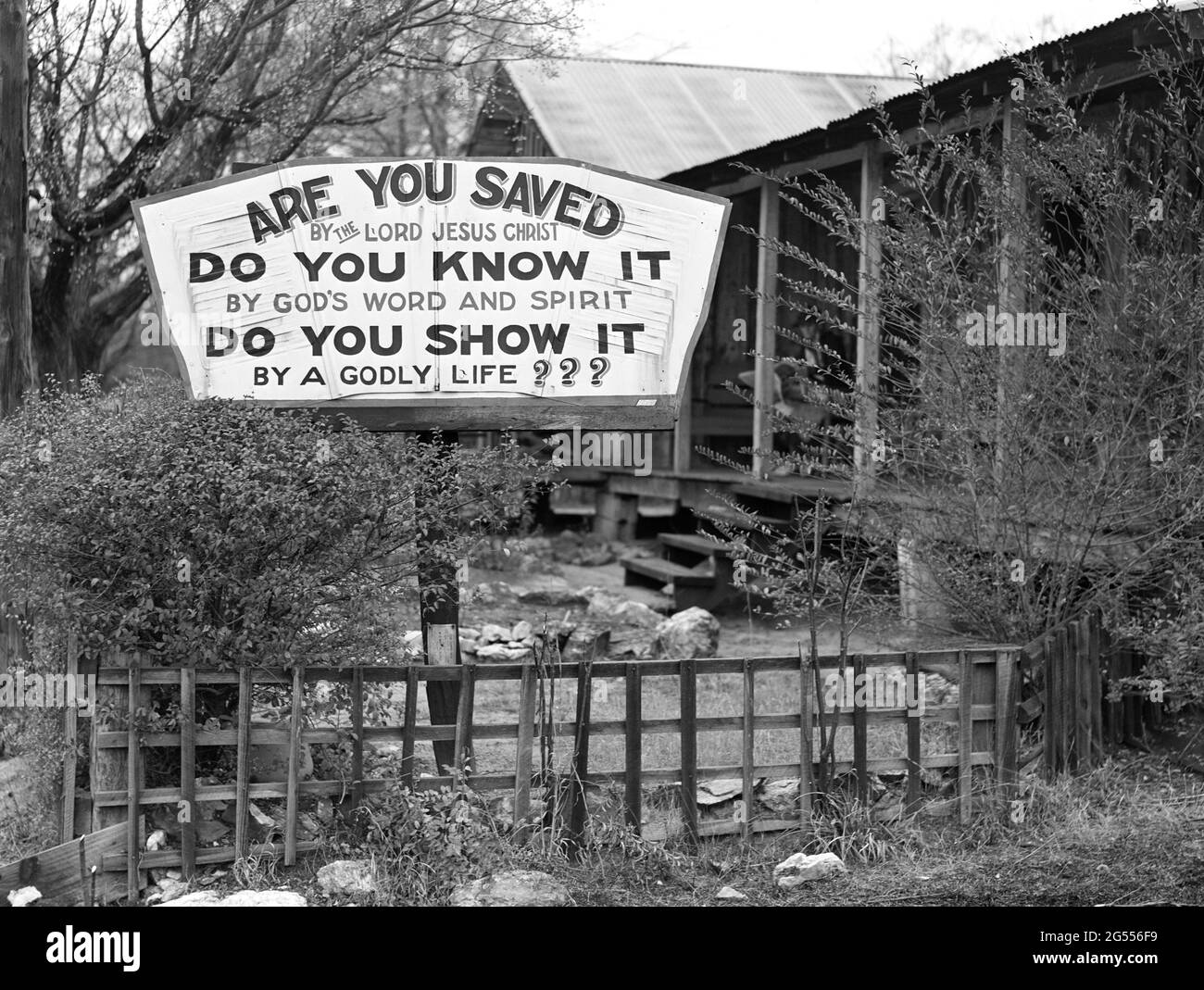 Signe religieux devant la maison sur l'autoroute entre Columbus et Augusta, Géorgie, Etats-Unis, Marion Post Wolcott, Administration américaine de la sécurité agricole, décembre 1940 Banque D'Images