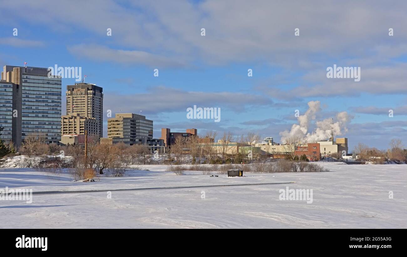 Tours de bureaux et bâtiments industriels en hauteur dans le district de Hull en hiver, le long de la rivière Ottawa gelée. Gatineau, Canada Banque D'Images