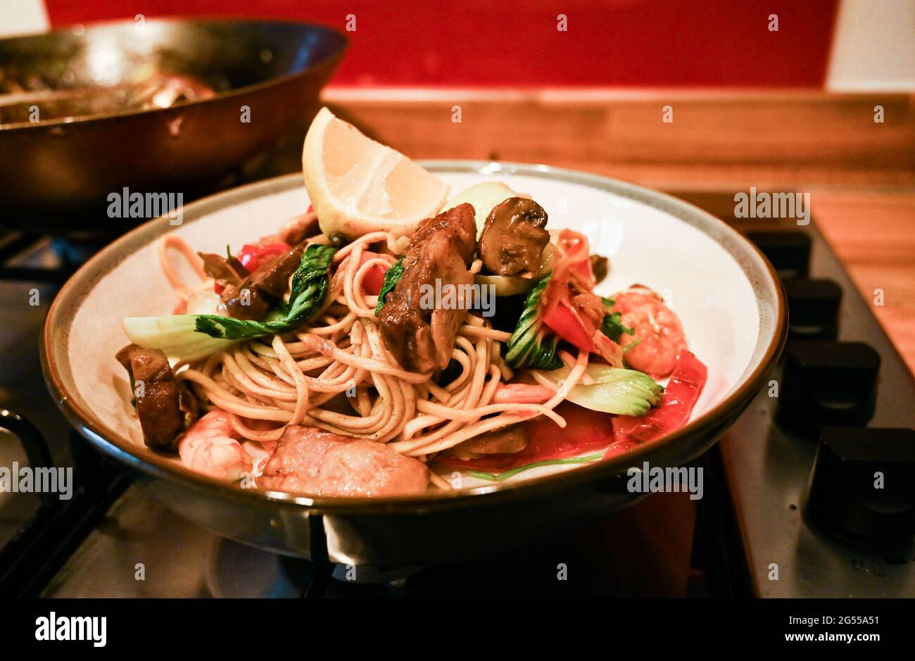 Cuisine maison faire frire les nouilles de Singapour avec du porc, des crevettes et des nouilles aux œufs Banque D'Images