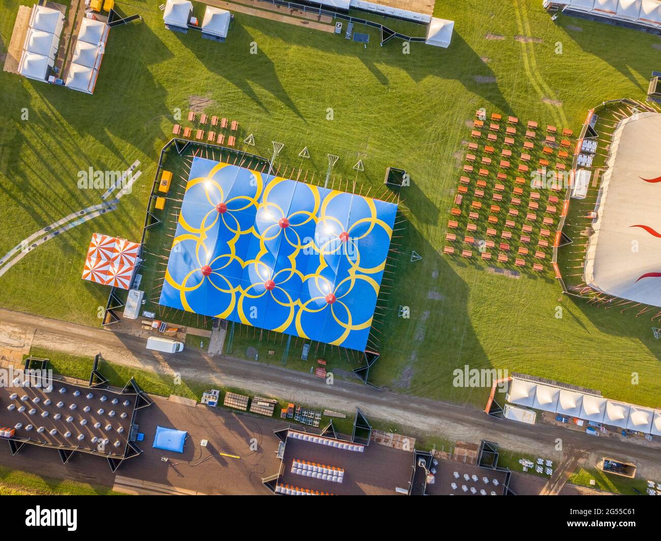 Détail aérien du site du festival avec toilettes, picknick et restaurant. Concept de maîtrise des foules. Banque D'Images