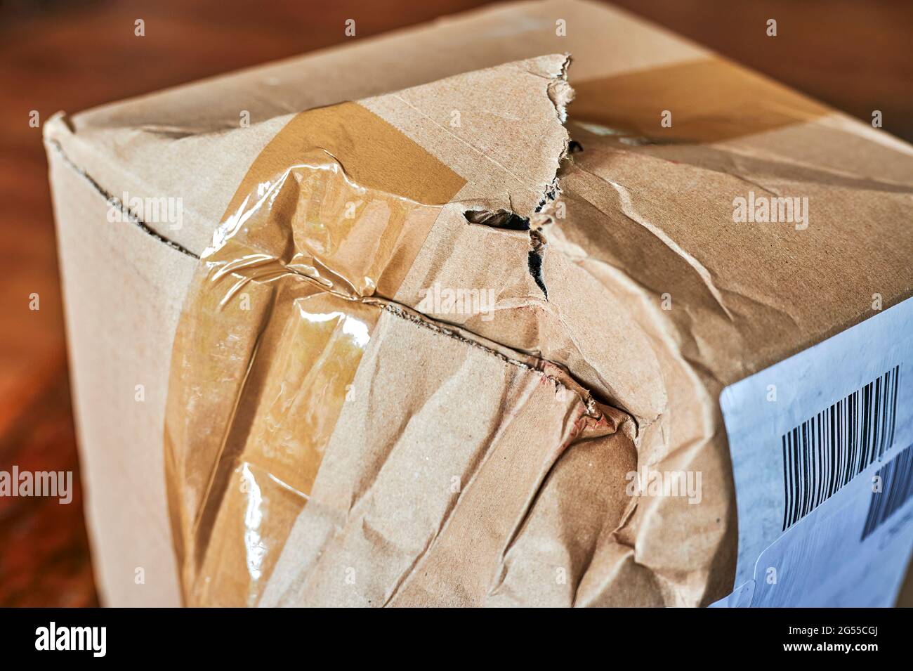 Emballage en carton endommagé lors de l'expédition et présentant des  fissures et des bosselures Photo Stock - Alamy