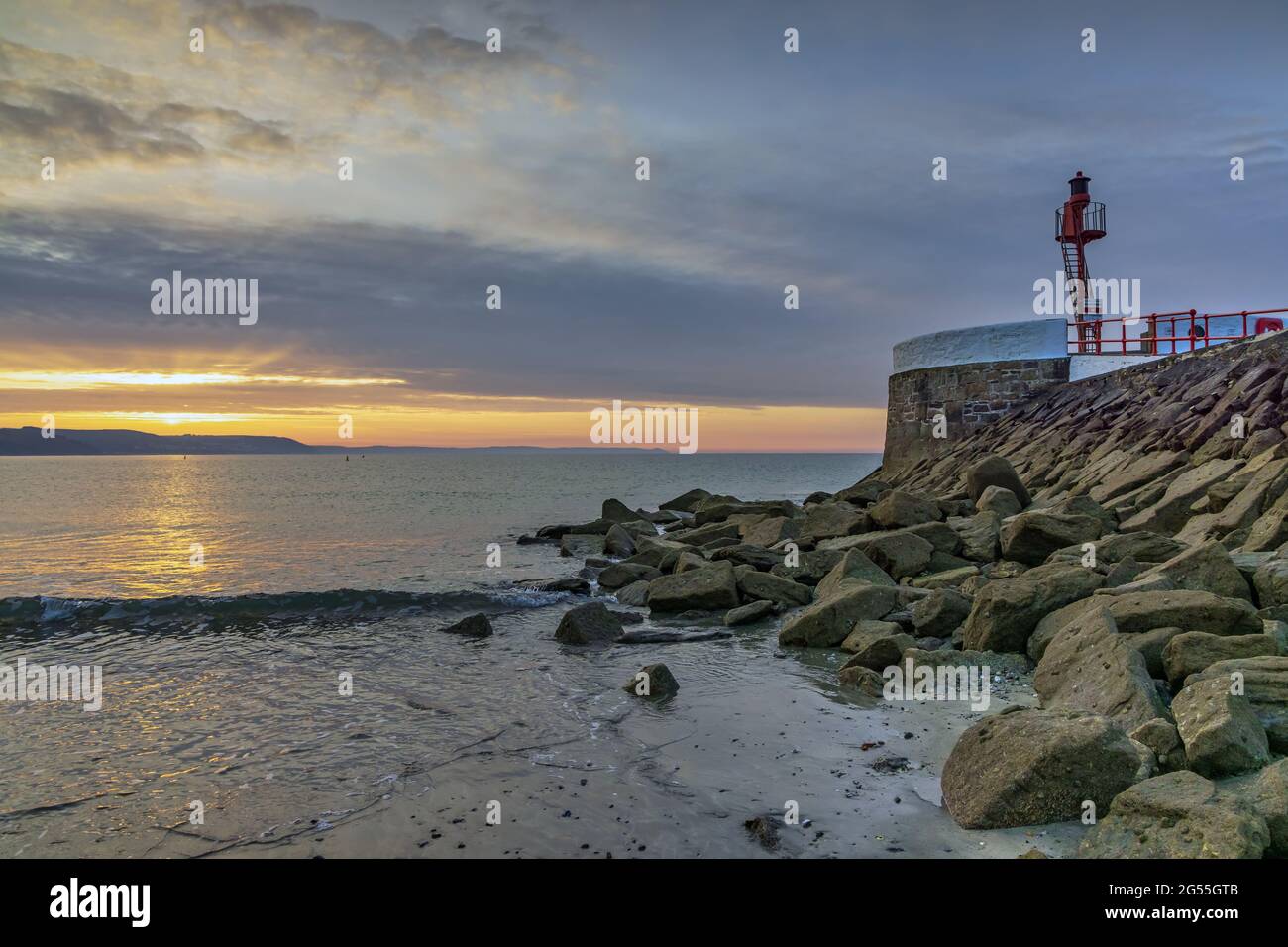 Lever du soleil à la jetée de Banjo à Looe, Cornwall. Banque D'Images