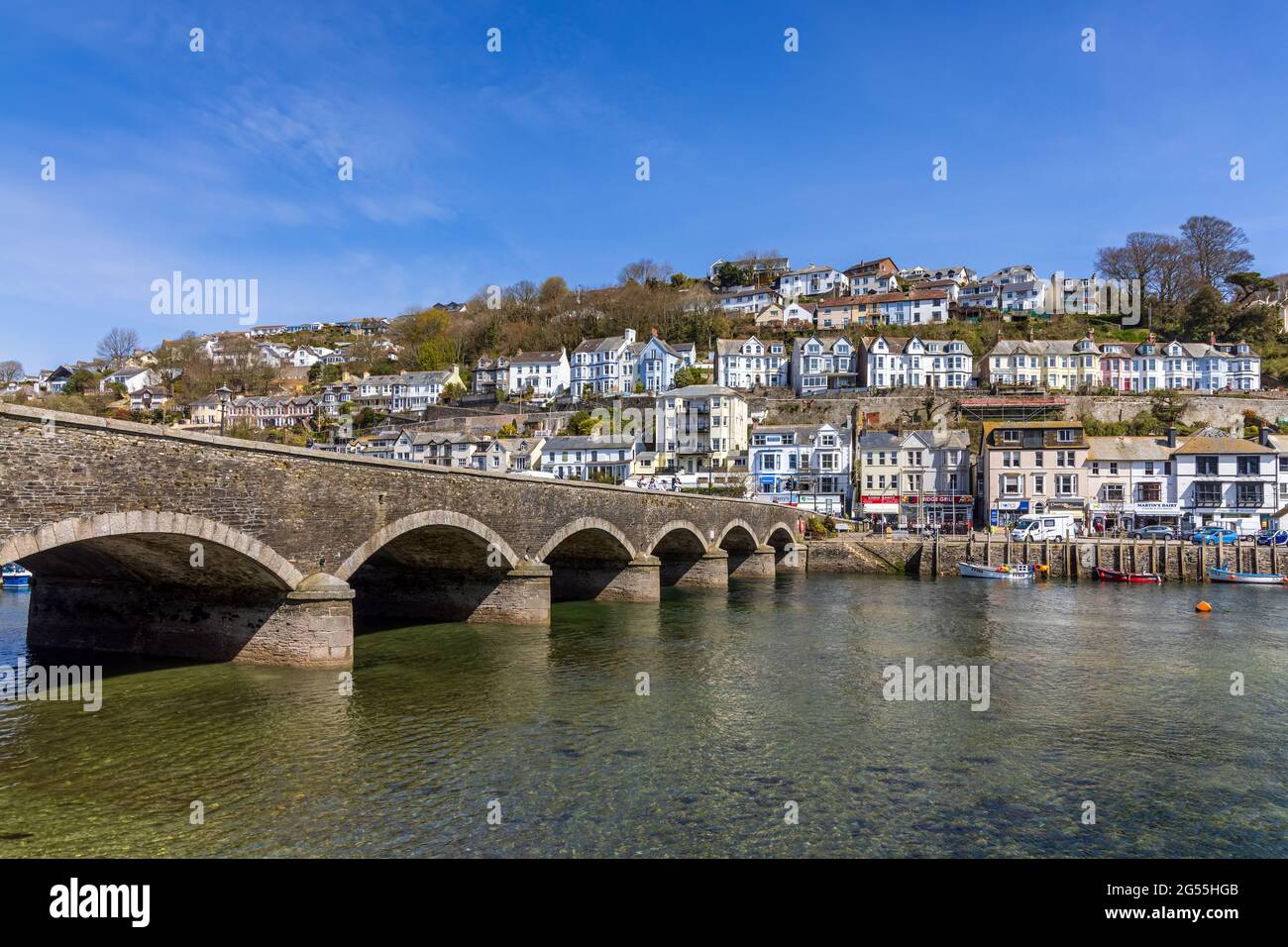 Le pont à sept arcades qui traverse la rivière Looe relie les villes jumelles de East Looe et West Looe, qui se trouvent toutes deux dans des vallées escarpées. Banque D'Images