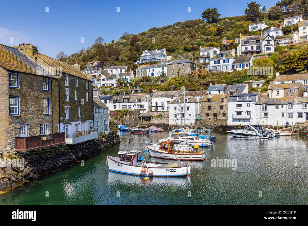 Des bateaux amarrés dans le port intérieur de Polperro, un charmant et pittoresque village de pêcheurs dans le sud-est des Cornouailles. Banque D'Images