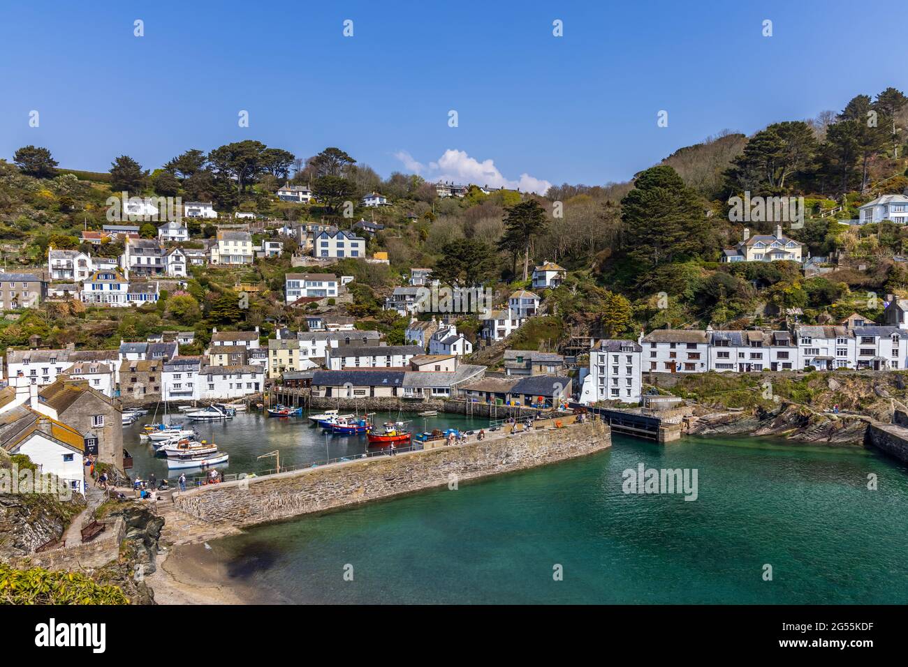 Le charmant et pittoresque village de pêcheurs de Polperro dans le sud-est des Cornouailles, avec son mur de port et l'entrée étroite du port intérieur. Banque D'Images