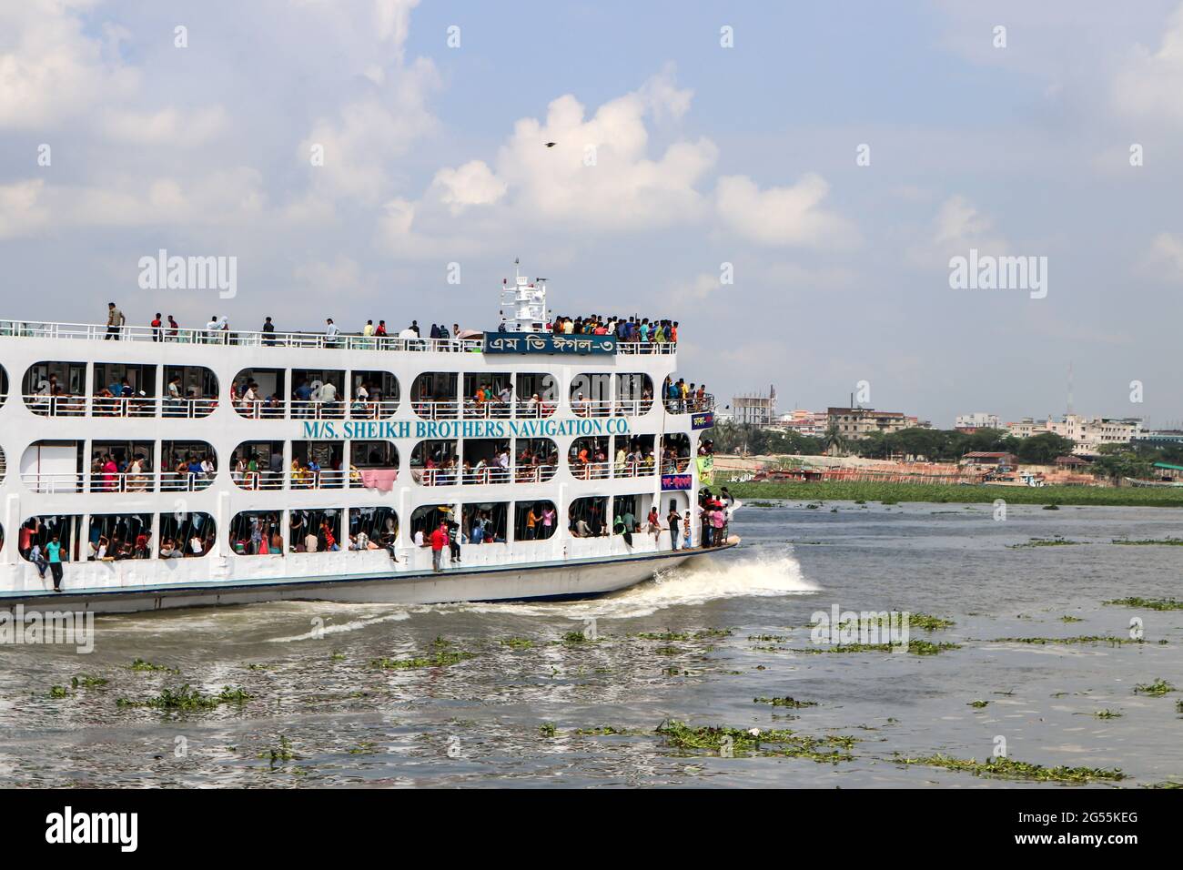 Dhaka, Bangladesh : les gens qui retournent dans leur village par un ferry surpeuplé de passagers à l'occasion d'Eid al-Fitr Banque D'Images