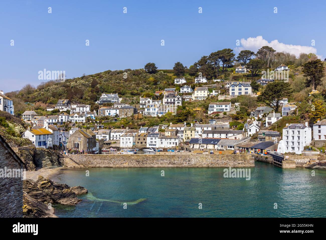 Le charmant et pittoresque village de pêcheurs de Polperro dans le sud-est des Cornouailles, avec son mur de port et l'entrée étroite du port intérieur. Banque D'Images