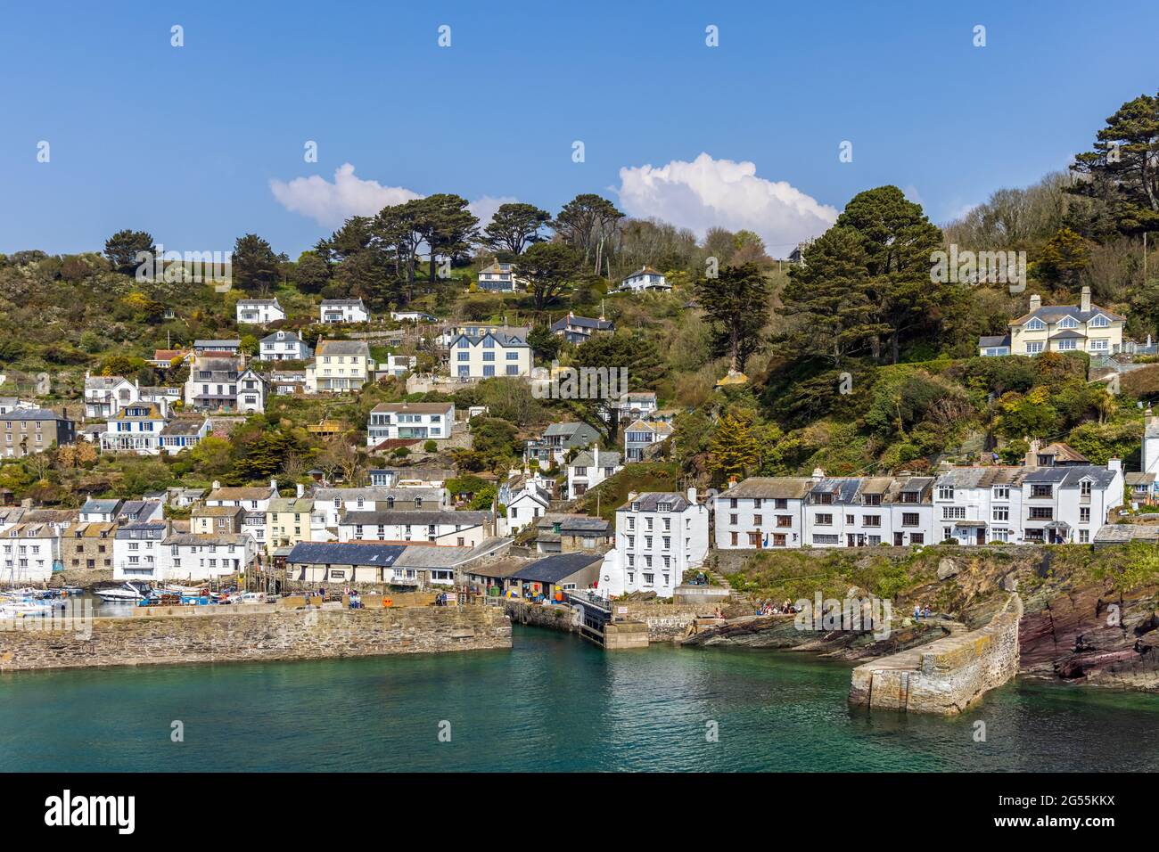 Le charmant et pittoresque village de pêcheurs de Polperro dans le sud-est des Cornouailles, avec son mur de port et l'entrée étroite du port intérieur. Banque D'Images