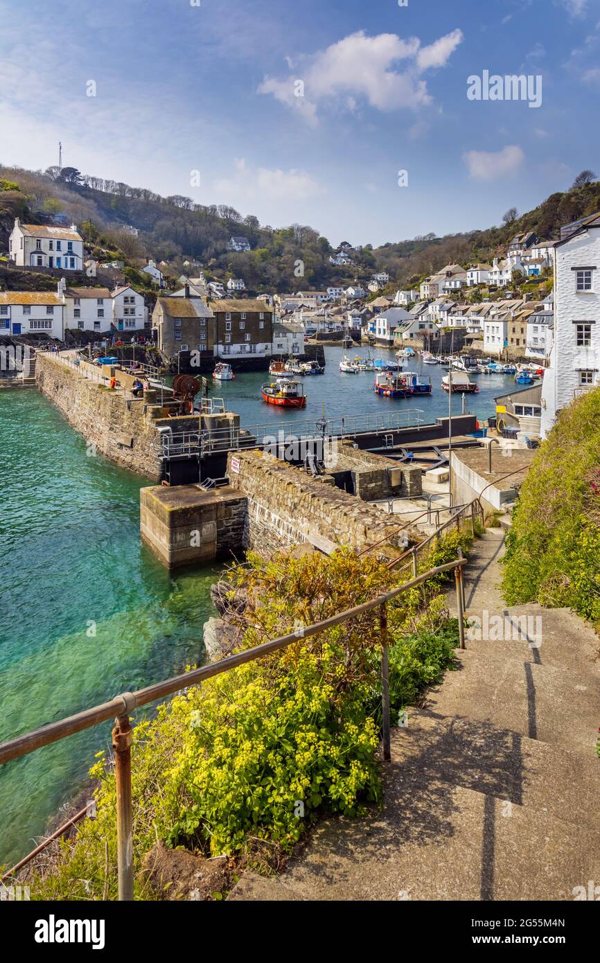 Chemin vers Polperro, un charmant et pittoresque village de pêcheurs dans le sud-est des Cornouailles. C'est un endroit vraiment charmant à visiter. Banque D'Images