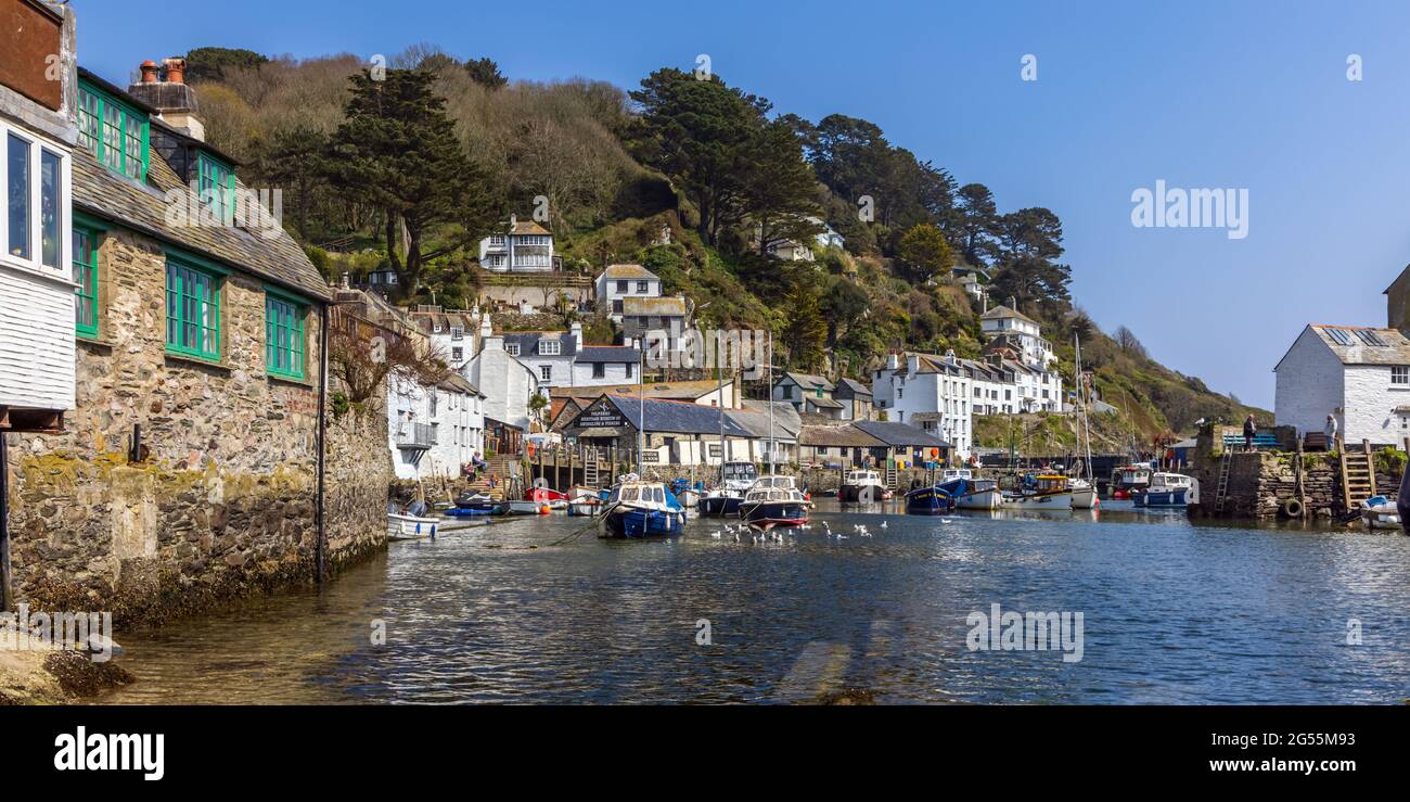 Des bateaux amarrés dans le port intérieur de Polperro, un charmant et pittoresque village de pêcheurs dans le sud-est des Cornouailles. Banque D'Images