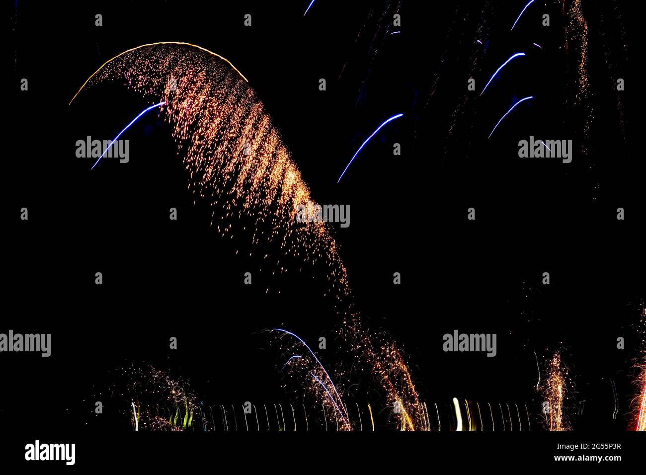 Vue différente des feux d'artifice au concours international de feux d'artifice sonores (les Grands feux du Casino Lac-Leamy) Banque D'Images