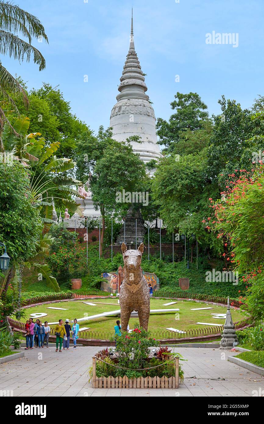 Phnom Penh, Cambodge - août 26 2018 : Wat Phnom avec une horloge de jardin et les gens s'asseoir et se promener dans le jardin. Banque D'Images