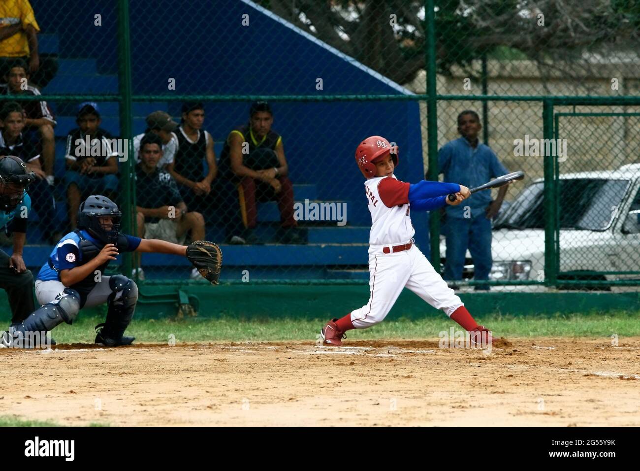 Maracaibo-Zulia-Venezuela-2-9-2007- Un joueur de base-ball de l équipe des enfants de Porto Rico se lance dans la balle lors d un petit match de la ligue des Caraïbes. © JOSÉ Banque D'Images