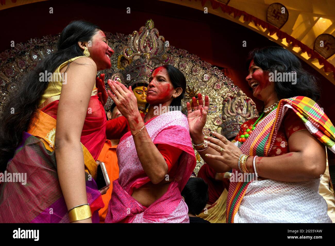 Les dames d'une communauté s'engagent dans ' Sindur Khela ' ou ''Vermillion game ', un rituel exécuté avant l'immersion de Durga idol, qui marque la fin de la semaine de célébration de Durga puja à Kolkata, en Inde. Banque D'Images