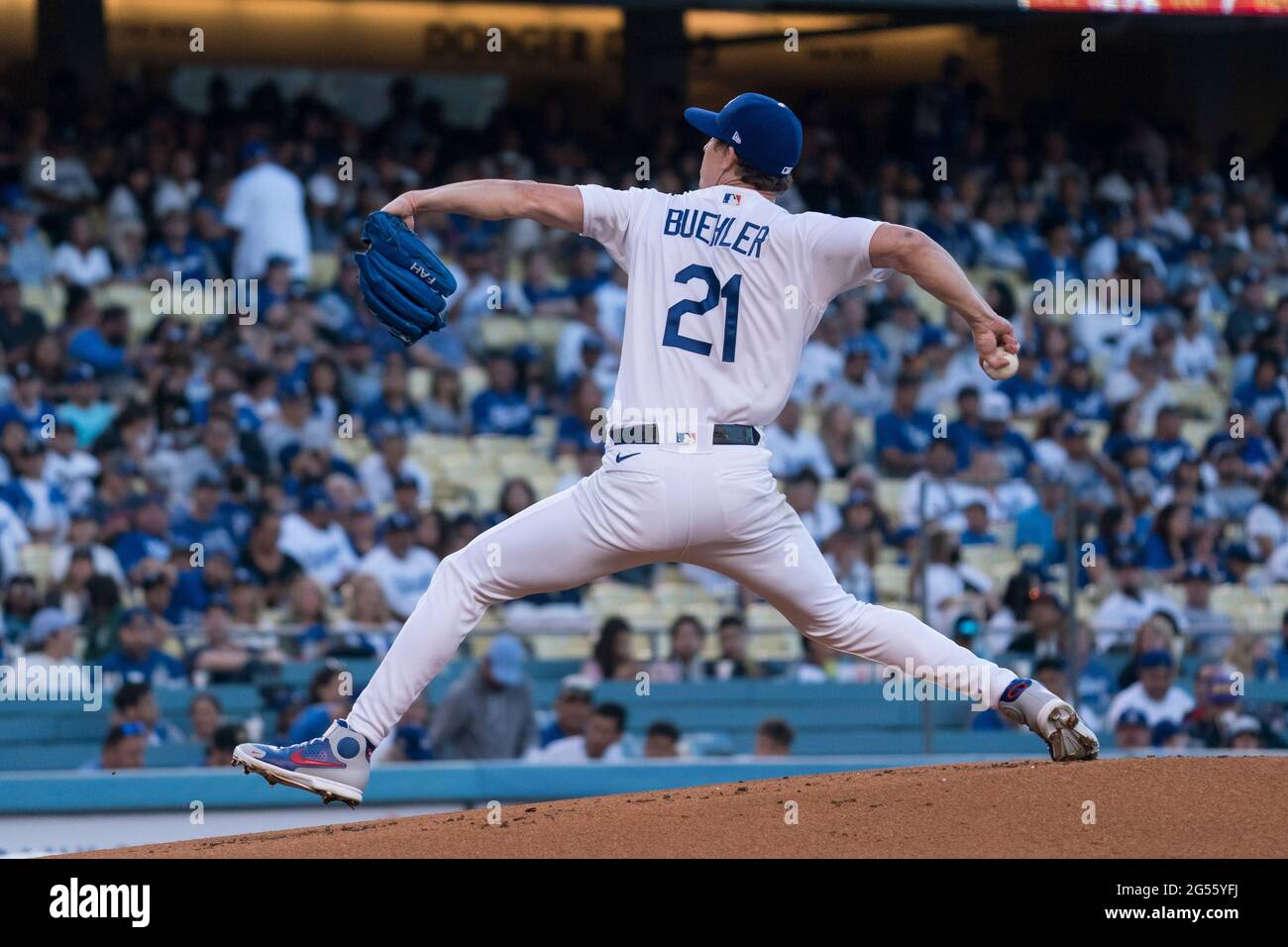 Los Angeles Dodgers commençant le lanceur Walker Buehler (21) lance lors d'un match MLB contre les Chicago Cubs, le jeudi 24 juin 2021, à Los Angeles, C Banque D'Images