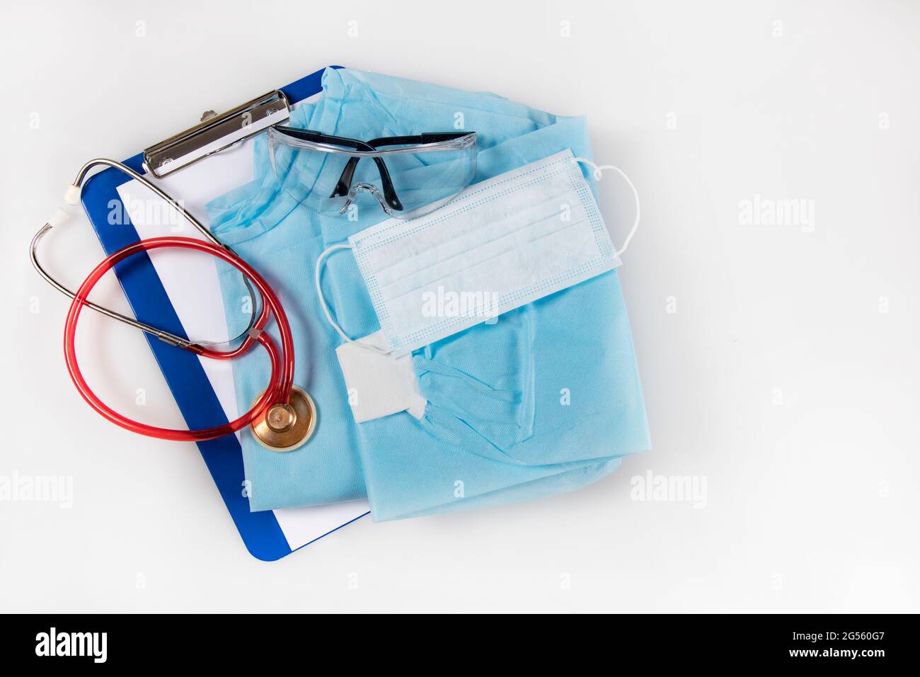 Robe médicale, masque, stéthoscope de lunettes et presse-papiers avec les  antécédents médicaux du patient. Équipement médical stérile de protection  d'un médecin pendant une ap Photo Stock - Alamy