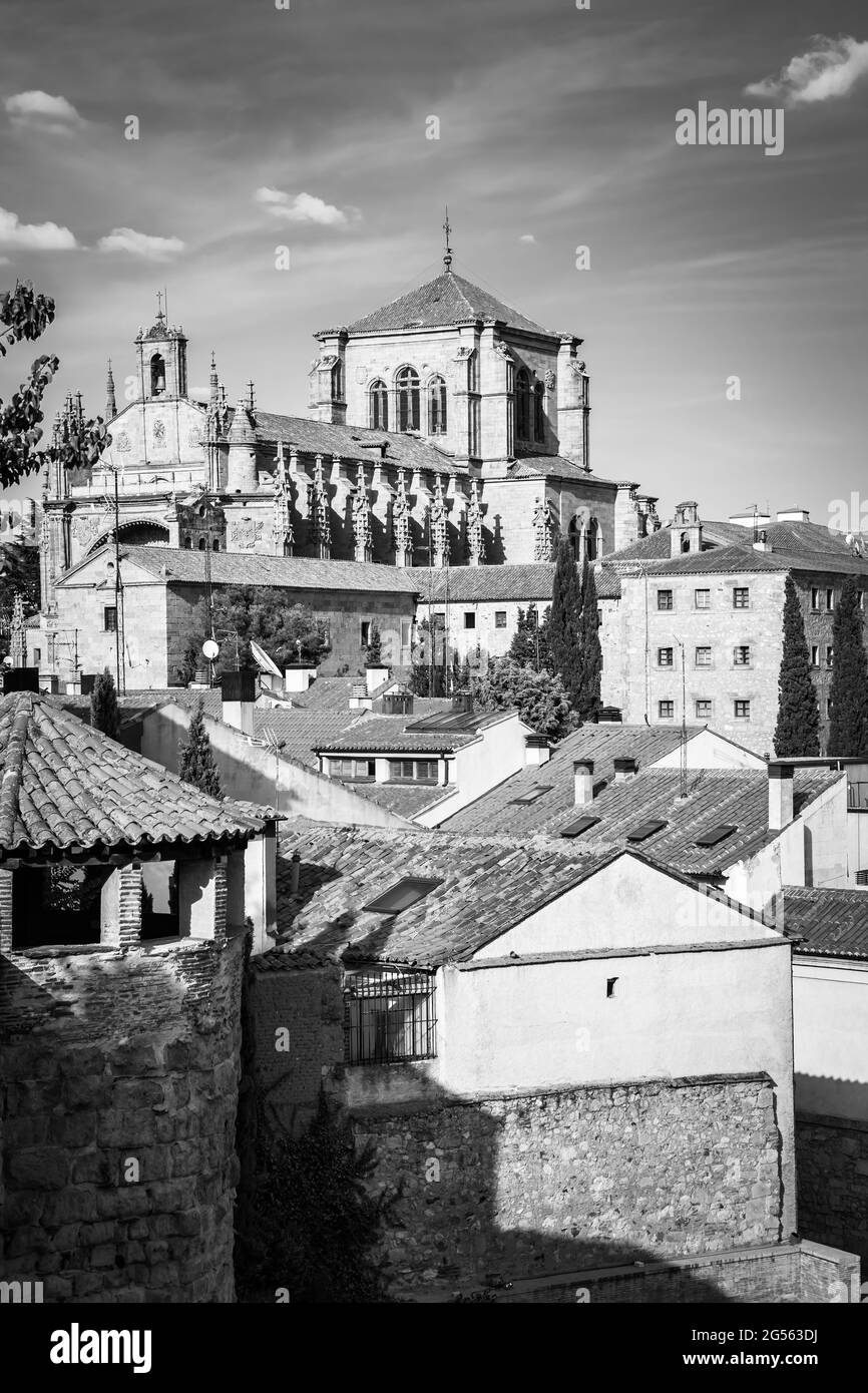 Vue sur Salamanque avec couvent de Saint-Etienne, Espagne. Photographie en noir et blanc, paysage urbain Banque D'Images