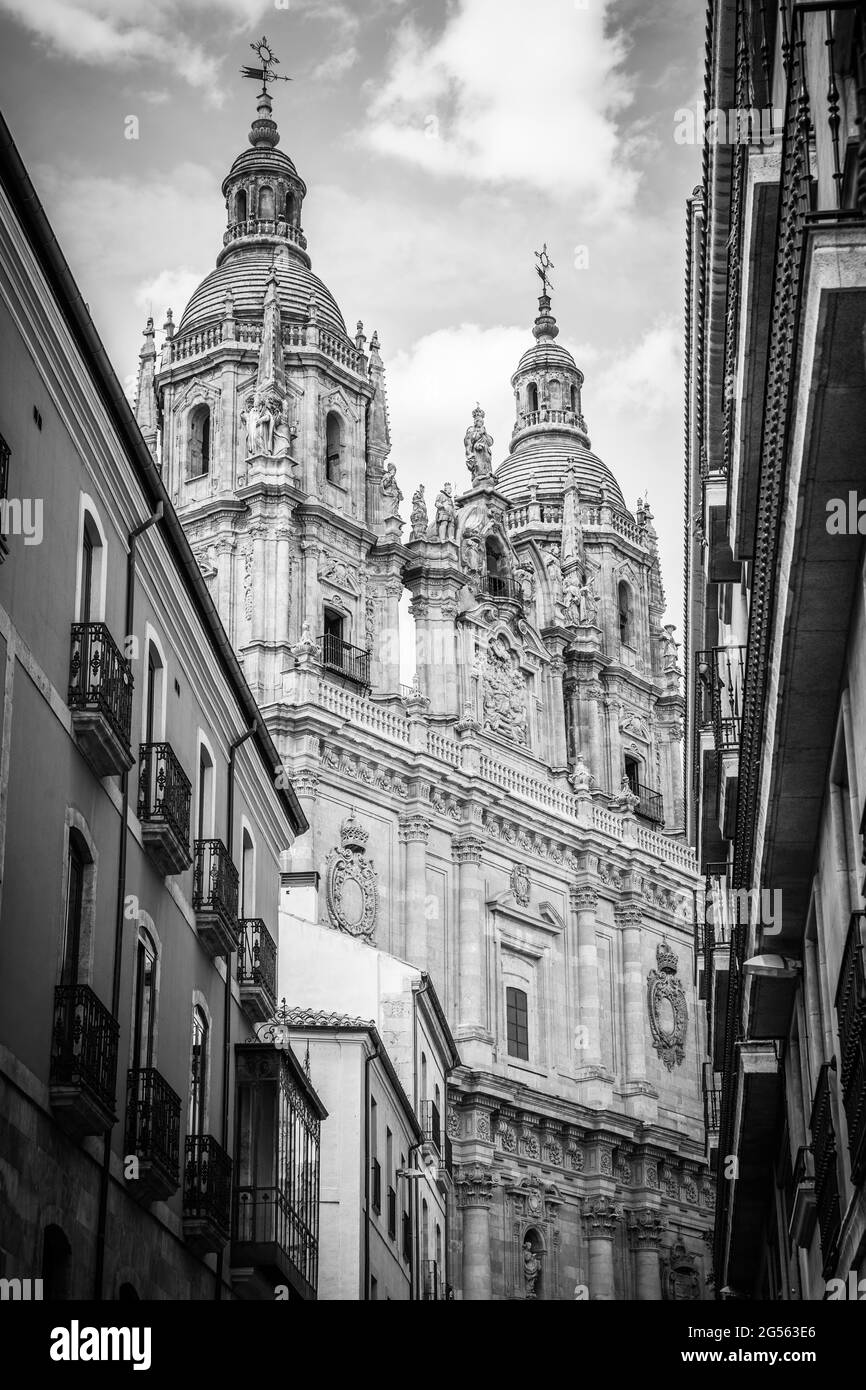 Façade baroque de l'église la Clerecia à Salamanque, Espagne. Photographie en noir et blanc, architecture Banque D'Images