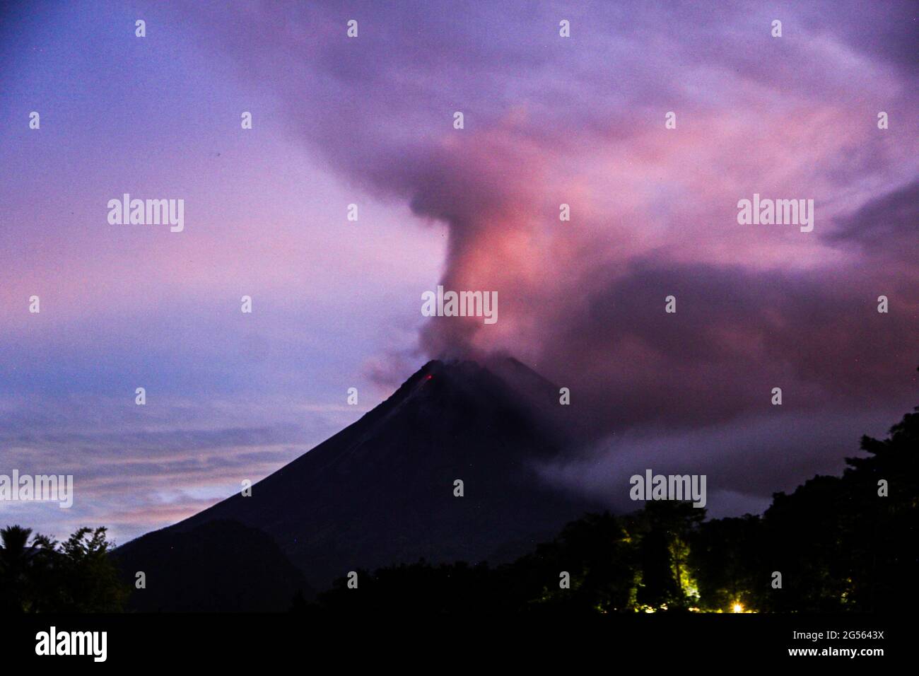 Yogyakarta, Indonésie. 25 juin 2021. 25 juin 2021, Sleman, Yogyakarta, Indonésie: Mont Merapi à Sleman, Yogyakarta, Indonésie a libéré 3 nuages chauds le vendredi 25 juin 2021. Selon le chef du Centre de recherche et de développement des technologies géologiques en cas de catastrophe (BPPTKG), Hanik Humaida, a déclaré que les nuages chauds du Mont Merapi se sont produits à 04.43 WIB avec une amplitude de 75 mm et une durée de 61, 132 et 245 secondes. Les coulées de lave et les nuages chauds du mont Merapi devraient affecter la région du secteur sud-sud-ouest qui comprend la rivière jaune, Boyong, Bedog et Kra Banque D'Images