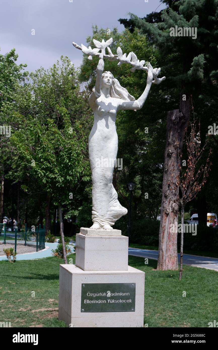 Statue d'une jeune femme tenant une branche avec des colombes Banque D'Images