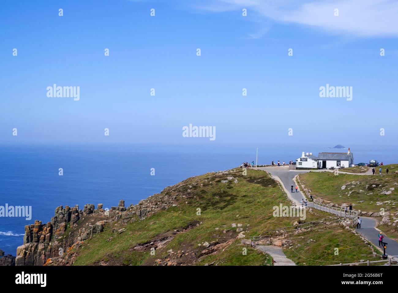 Vue sur une boutique de cadeaux au site de Land's End, sur la côte du patrimoine de Penwith. La fin de la terre est le point le plus à l'ouest de l'Angleterre. Banque D'Images