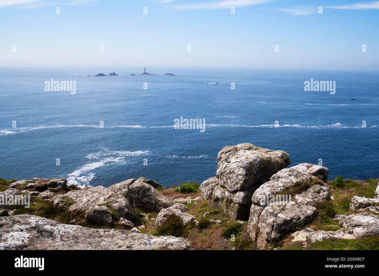 Vue sur la mer des îlots de Longships et du phare de Longships, également connu sous le nom de phare Wolf Rock, à la fin de Land à Cornwall (Royaume-Uni) Banque D'Images