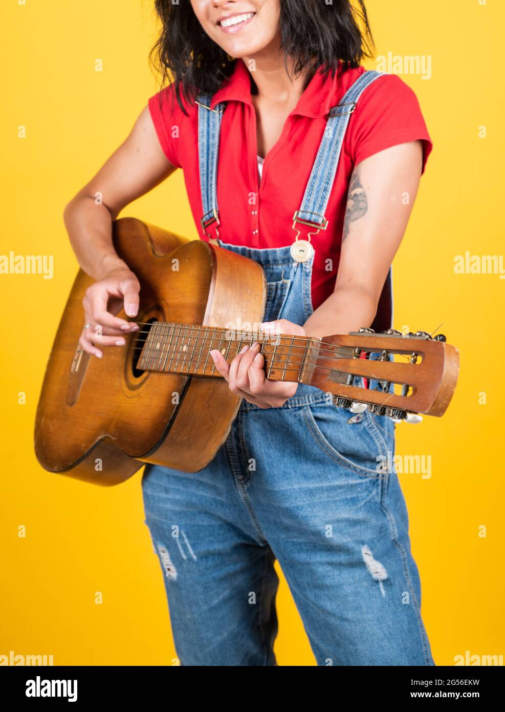 Trouvez une mélodie. Musique country. La musique est ma vie. Femme avec un  instrument acoustique. Amusez-vous à la fête. Guitariste ou guitariste.  Bonne chanteuse avec Photo Stock - Alamy