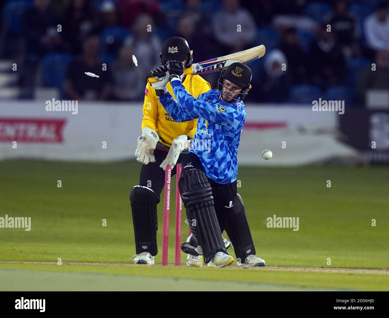 George Garton, de Sussex, est animé par Benny Howell, de Gloucestershire, lors du match de Vitality Blast T20 au 1er Central County Ground, Hove. Date de la photo: Vendredi 25 juin 2021. Banque D'Images