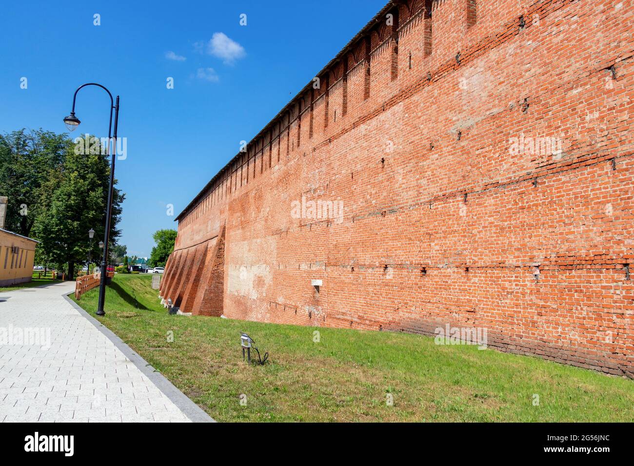 Le mur de briques rouges du Kremlin médiéval de Kolomna, un jour d'été Banque D'Images