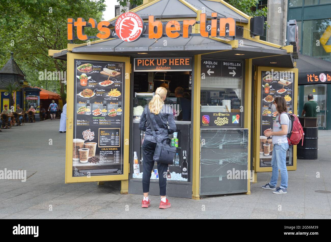 Kiosque alimentaire 'It's berlin' à Kurfürstendamm à Berlin, Allemagne - juin 2021 Banque D'Images