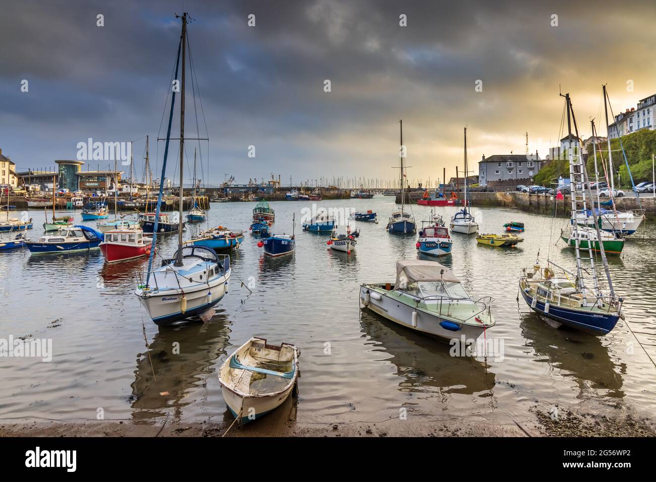 Lever du soleil au port de Brixham dans le sud du Devon. Banque D'Images