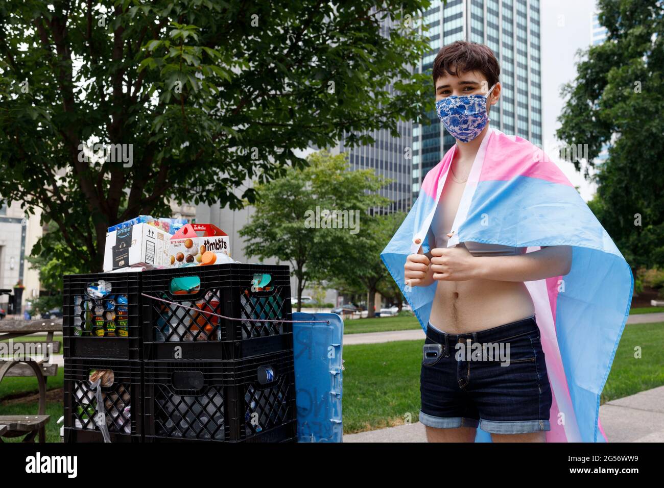 Kellan, 22 ans, de Columbus, Ohio, Celui qui s’identifie comme étant trans dirige le programme « Food Not Bombs » pendant la manifestation. Les défenseurs des droits transgenres se sont tenus à l’extérieur de l’État de l’Ohio à midi pour s’opposer à un amendement à un projet de loi interdisant aux femmes transgenres de participer à des sports féminins au lycée et au collège. Le projet de loi original qui ajoutait cette interdiction transgenre traitait de l'indemnisation des étudiants de l'université pour profiter de leur nom, de leur image et de leur ressemblance. L'ajout de l'interdiction des transgenres à ce projet de loi a été une surprise, car il existe déjà un projet de loi sur l'interdiction des transgenres Banque D'Images