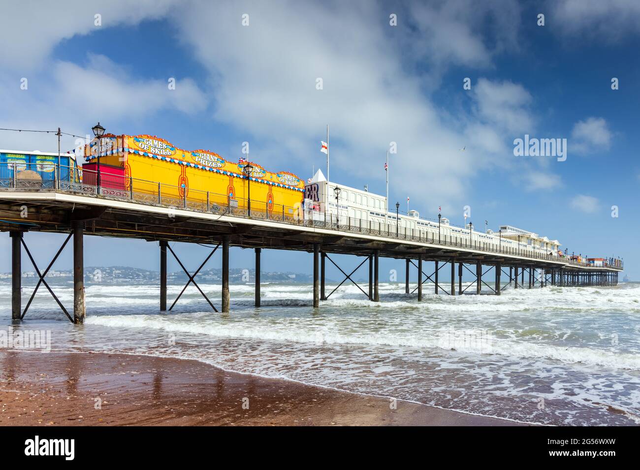 Jetée de Paignton lors d'une journée de printemps dans le sud du Devon. La jetée de 780 pieds, avec son pavillon traditionnel à la fin du parc, a ouvert ses portes en 1879. Banque D'Images