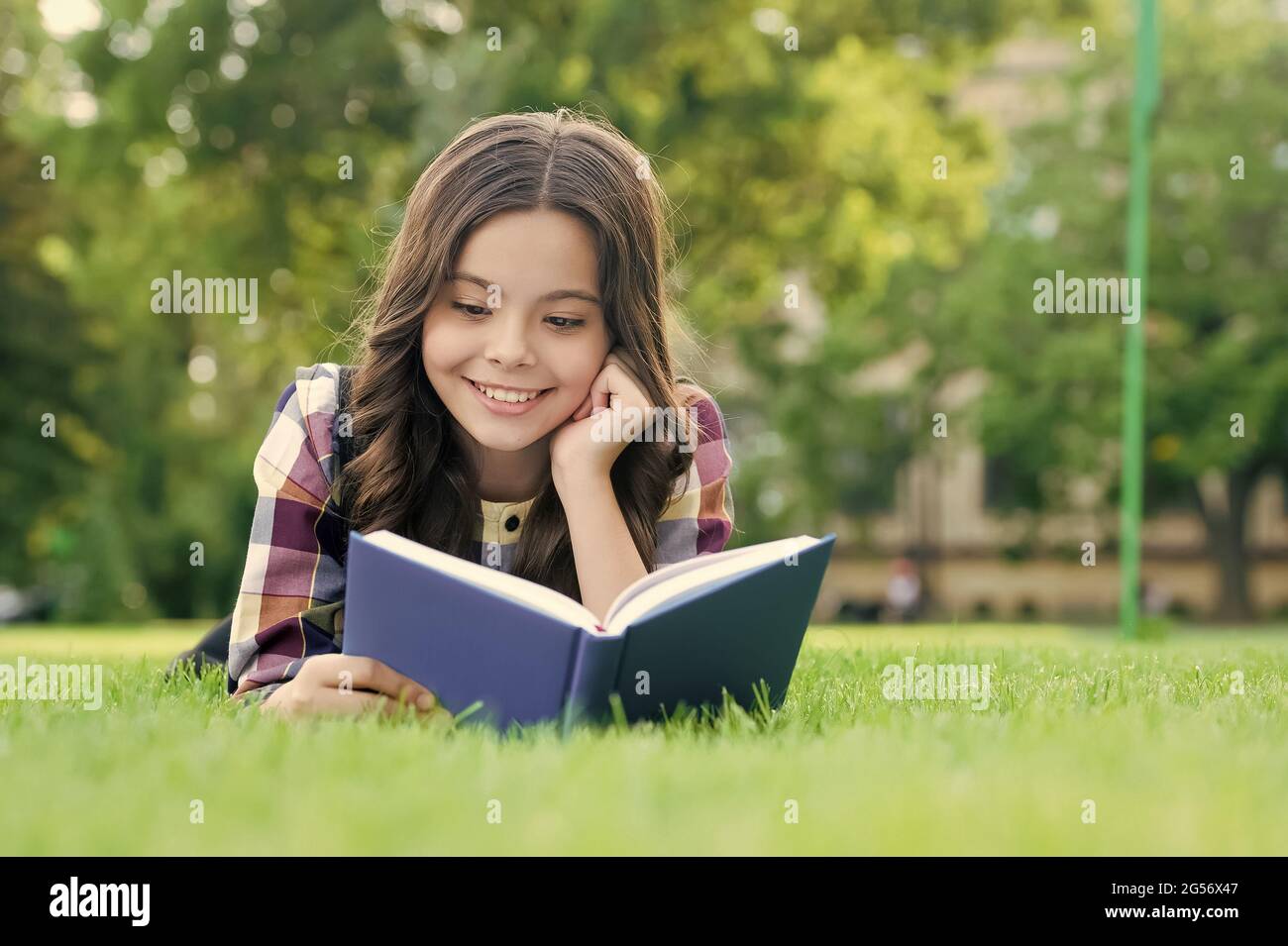 Pour réussir, vous devez lire. Un enfant heureux lit un livre couché sur  l'herbe verte. Bibliothèque scolaire. Alphabétisation. Lecture à domicile.  Leçon de littérature. Apprentissage Photo Stock - Alamy