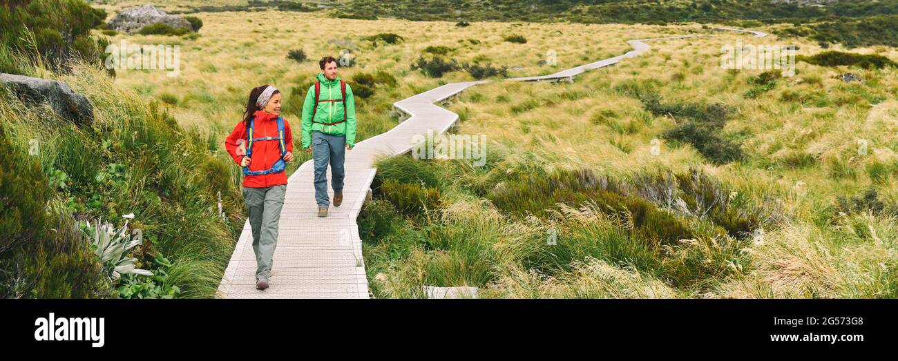 Randonneurs les gens randonnée pédestre sur Hooker Valley Track en été style de vie. Couple sur voyage aventure de vacances. Panorama de bannière. Trampers de Nouvelle-Zélande Banque D'Images