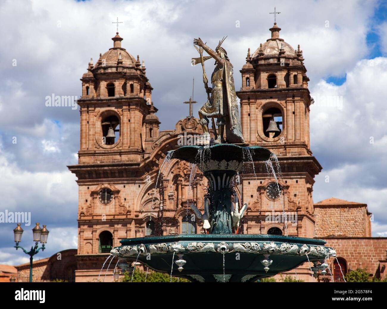 Statue de l'Inca Pachacutec sur la fontaine et église catholique sur la Plaza de Armas, Cusco ou Cuzco ville, Pérou Banque D'Images