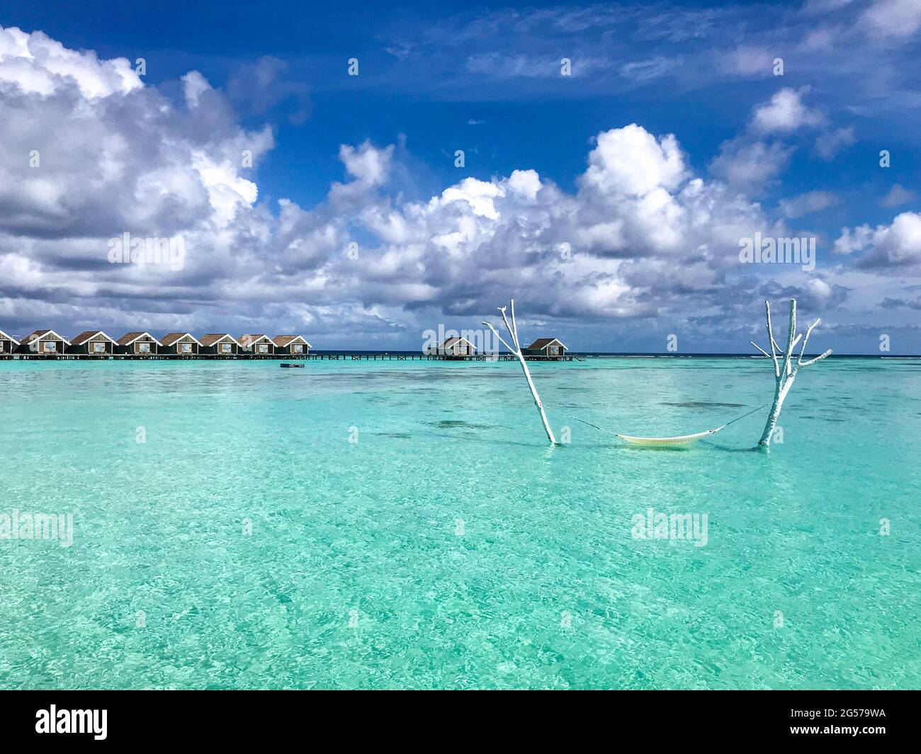 Hamac relaxant dans le lagon de l'atoll d'Ari Sud, Maldives Banque D'Images
