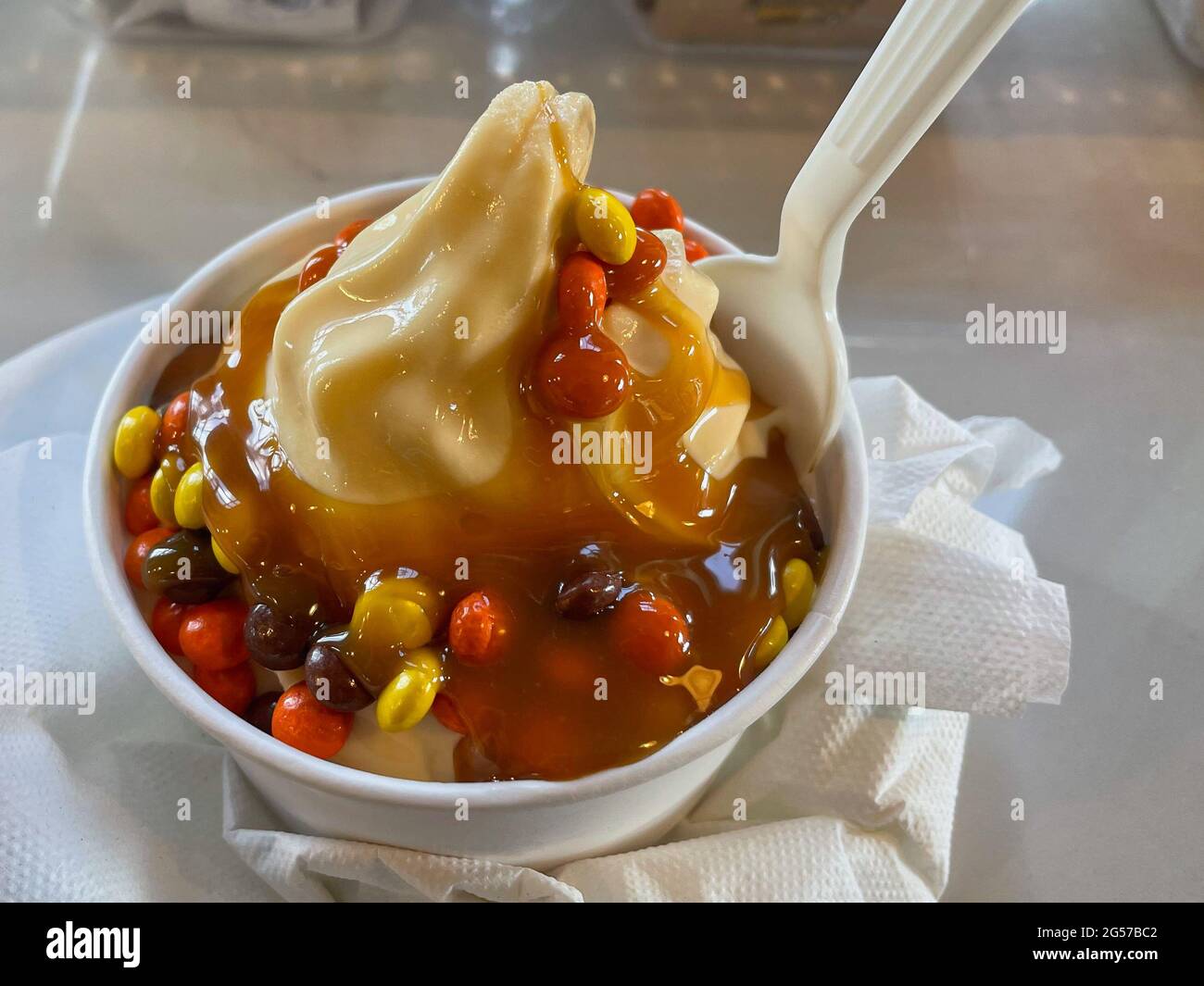 Dimanche Custard avec caramel chaud et sucreries. Banque D'Images