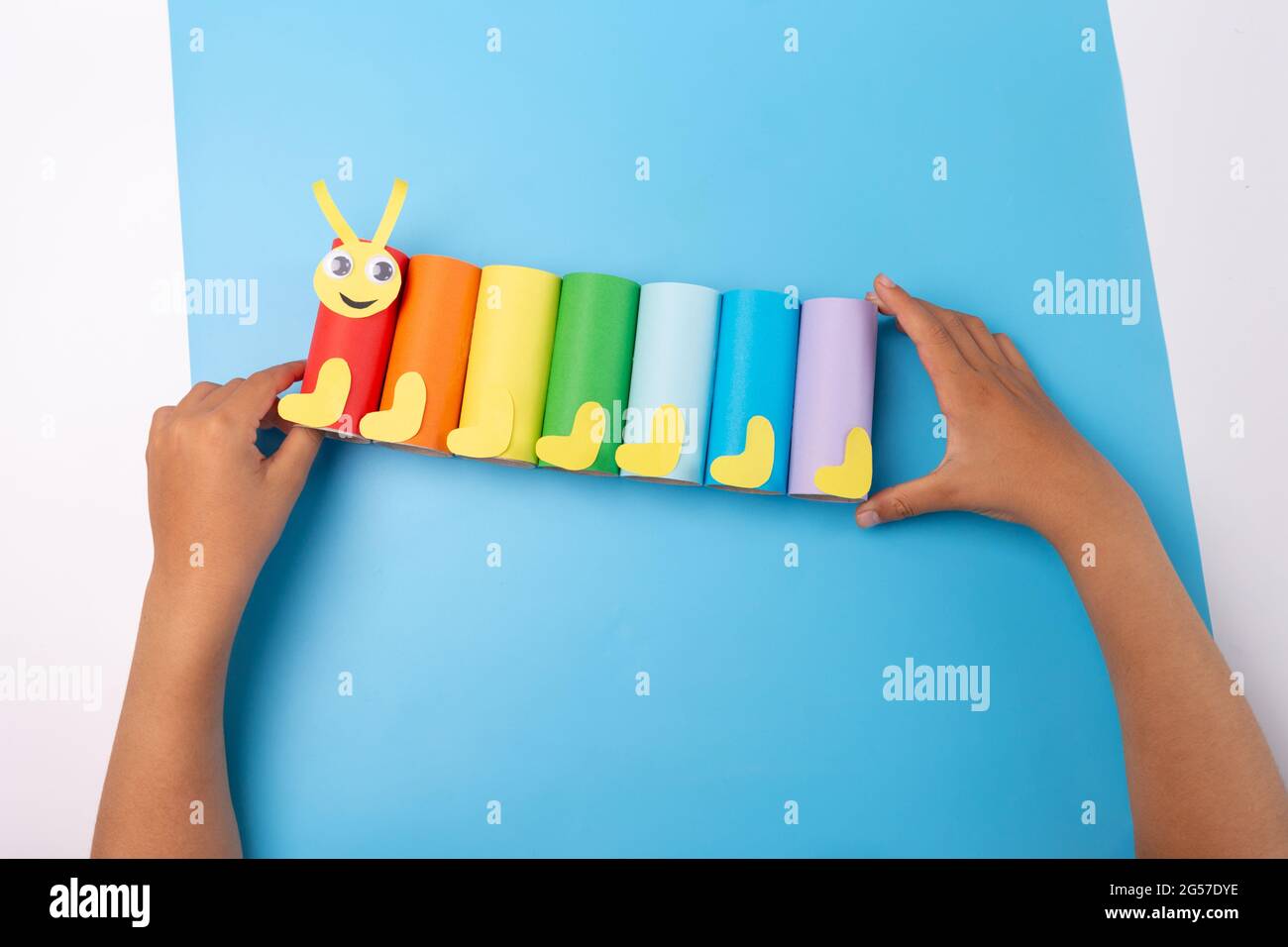 Bricolage papier d'été pour les enfants, comment faire une chenille,  artisanat fait maison à partir de matériaux recyclés Photo Stock - Alamy